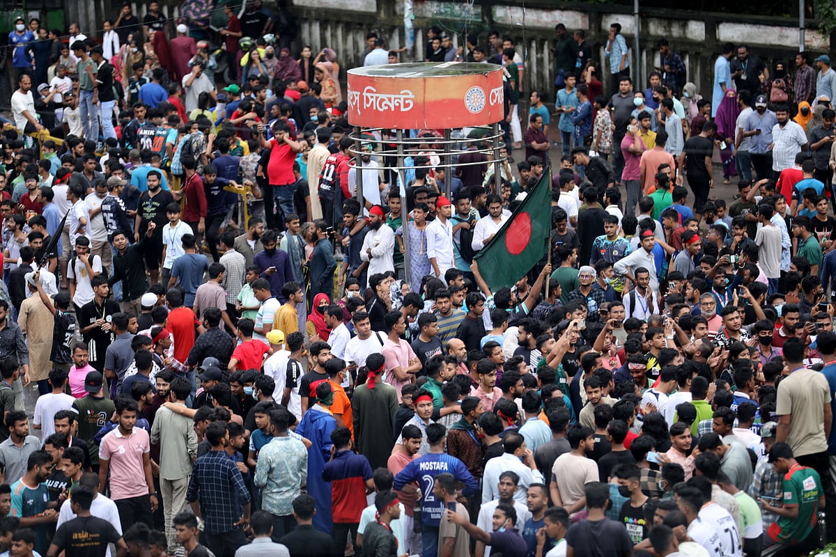 বগুড়া শহরের বিভিন্ন এলাকা থেকে মিছিল নিয়ে সাতমাথায় বীরশ্রেষ্ঠ স্মৃতিস্তম্ভে অবস্থান নেন শিক্ষার্থীরা। শুক্রবার বিকেলে শহরের সাতমাথা এলাকায়